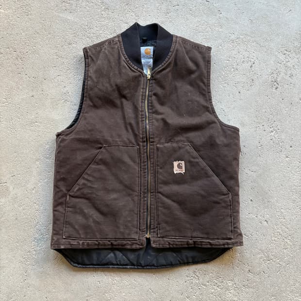 칼하트 V02 다크브라운 퀼티드 라인 베스트