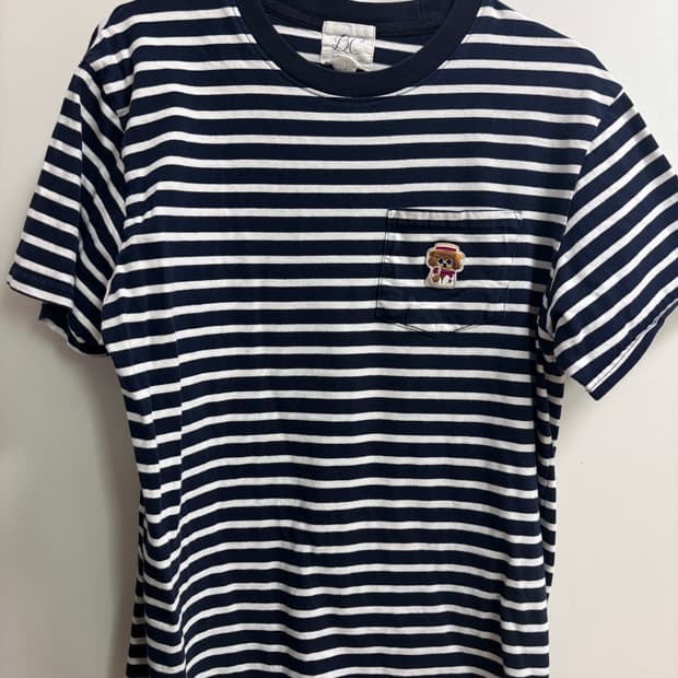 비욘드클로젯 ILP로고 포켓 스트라이프 반팔티셔츠