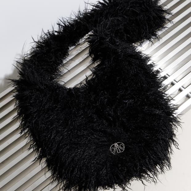 리끌로우 퍼 숄더백