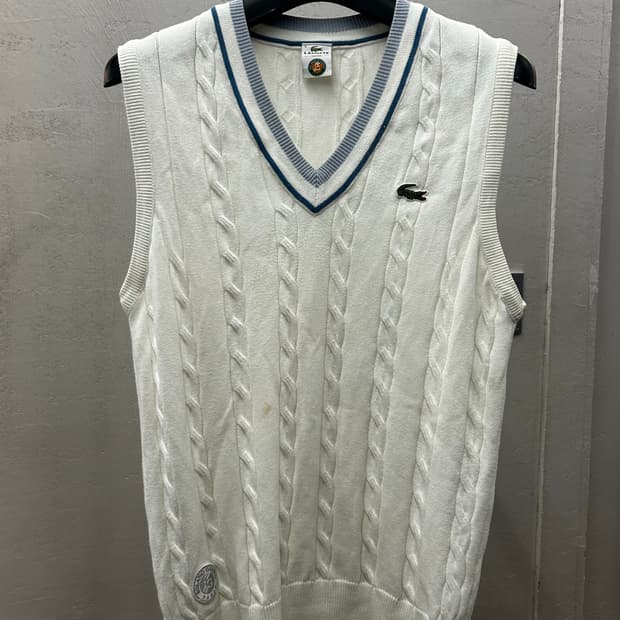 라코스테 롤랑가로스 케이블 니트 베스트 화이트