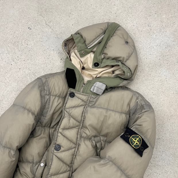 스톤아일랜드 와펜 오파크 나일론 텔라 패딩