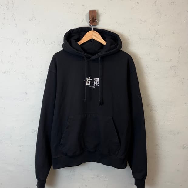 다크룸 서울 블랙 후드티