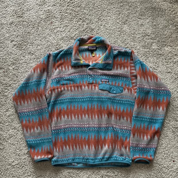 10s 파타고니아 신칠라 스냅-T 아즈텍 패턴