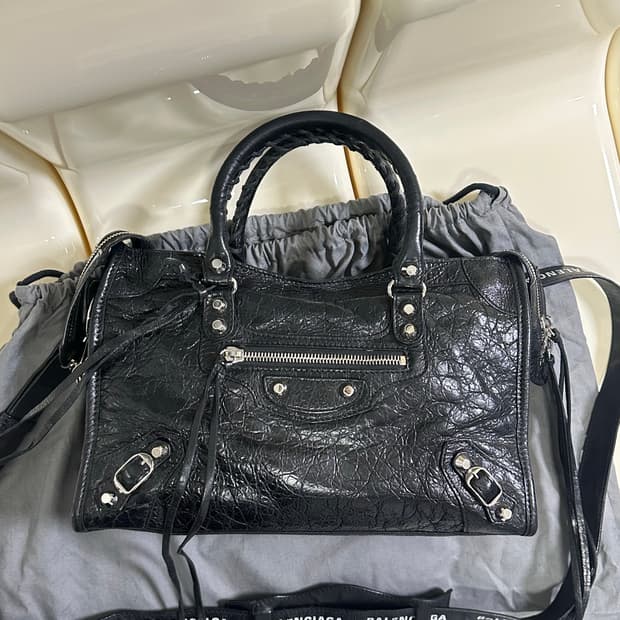 [A+ 정품] 발렌시아가 로고스트랩 시티 모터백 스몰 블랙