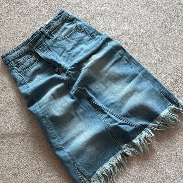 솔티페블 미디 데님 스커트