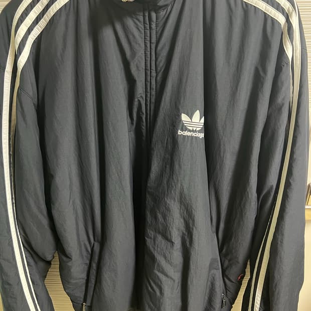 발렌시아가X아디다스 리버시블패딩팝니다