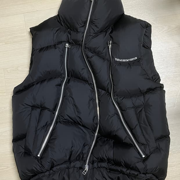 더뮤지엄비지터 패딩조끼