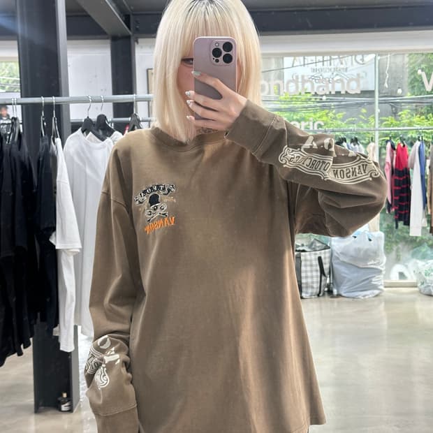 벤슨 카키브러운 백스컬본 자수 긴팔 롱슬리브 티셔츠