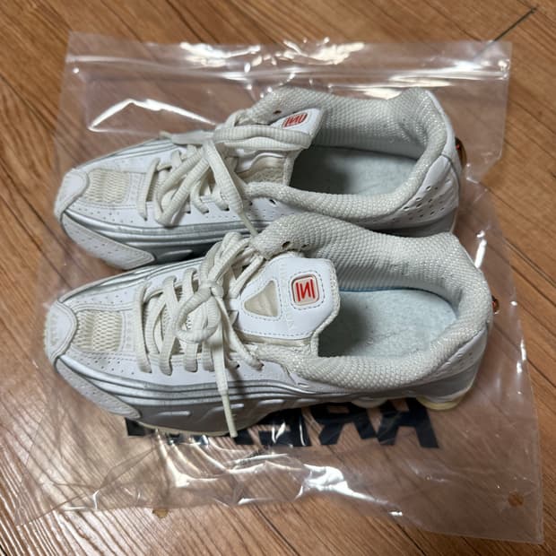 나이키 샥스 R4 화이트 230