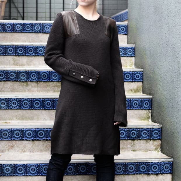 끌로에 레더 패치 울 니트 원피스