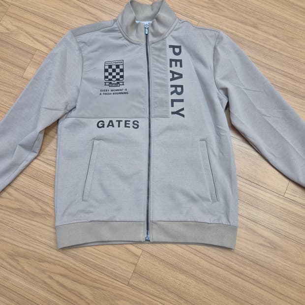 사이즈 95인 PEARLY GATES 자켓입니다. 톤 다운된 베이지 색상