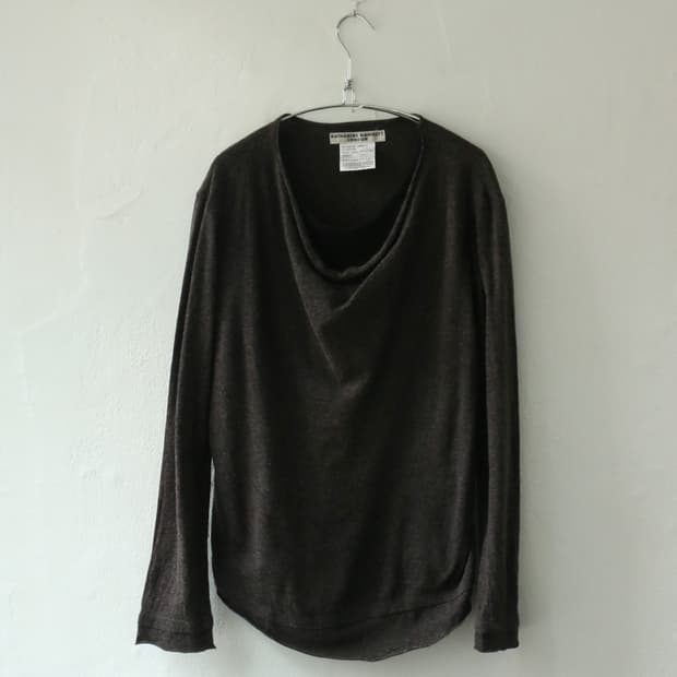 캐서린 햄넷 드레이프 니트 탑 