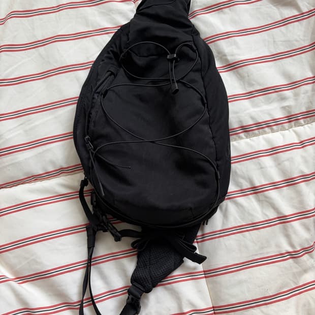 CP컴퍼니 슬링백 블랙