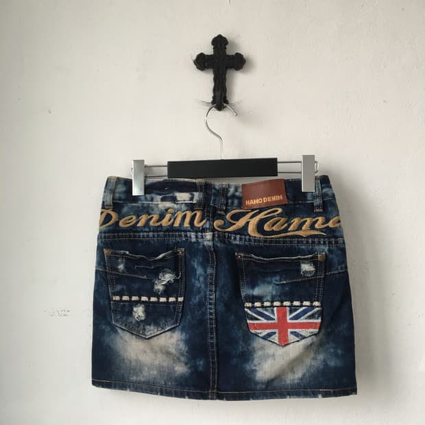 Back point denim skirt