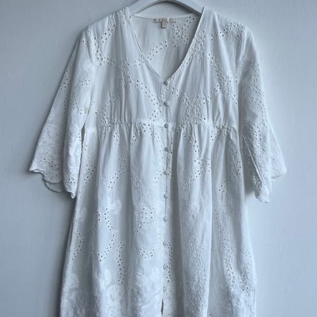 PLASTIC ISLAND 화이트 펀칭 블라우스