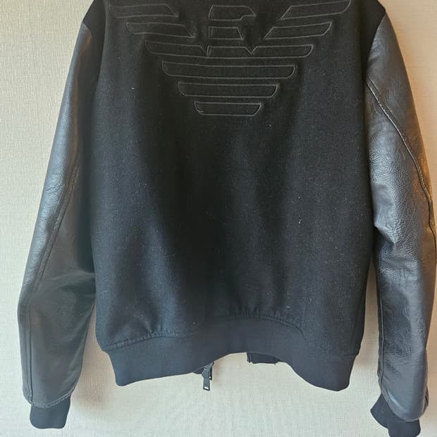 엠포리오 아르마니 블랙 가죽 배색 자켓입니다
- 사이즈는 M 입니다
- 