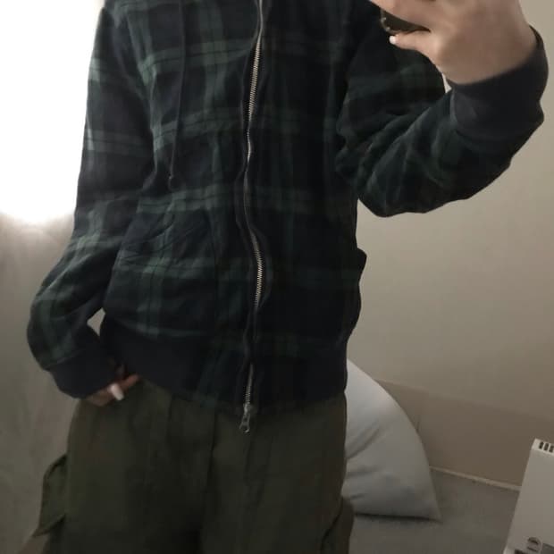 빔즈 체크 사선 후드집업