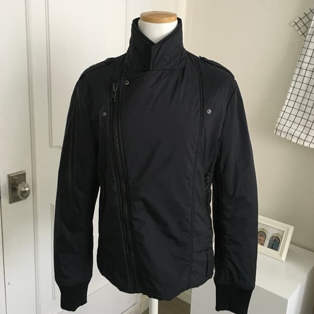 오니츠카 타이거X안드레아 폼필리오 사선 패딩자켓