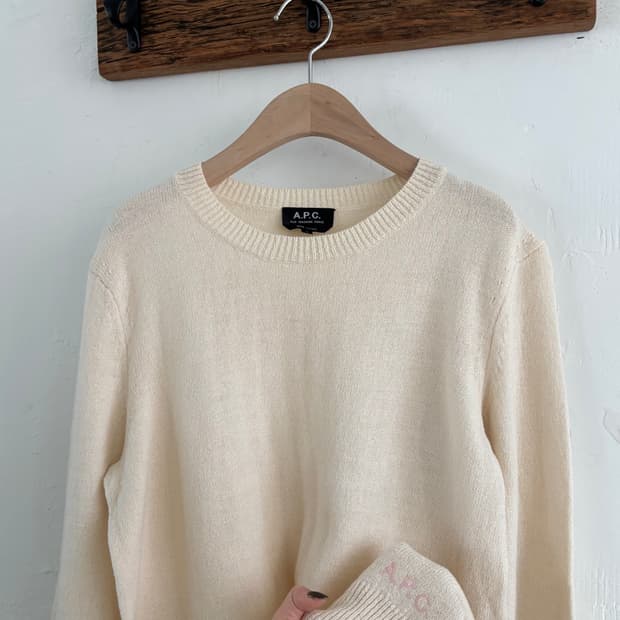 A.P.C. 아페쎄 핑크자수로고 아이보리컬러 유넥 니트