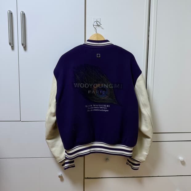 우영미 깃털 백로고 바시티 자켓
48