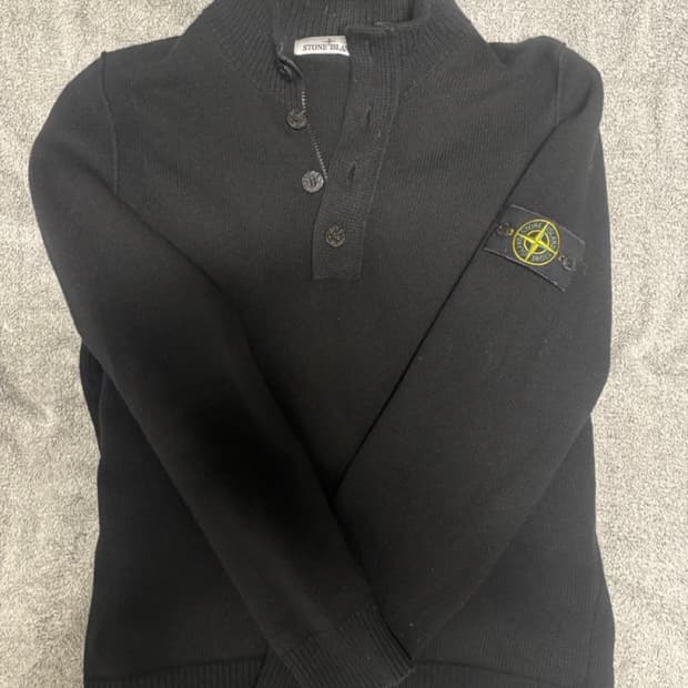 스톤아일랜드 하이넥 하프 버튼 램스울 니트