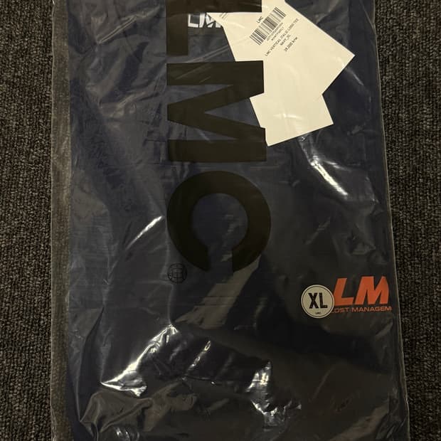 [XL] LMC VERTICAL ITALIC 로고 반팔 티 네이비