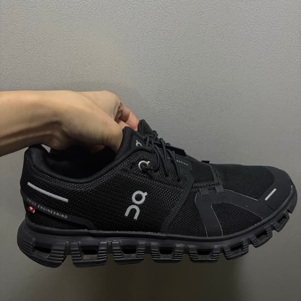 온 러닝 클라우드 5 올 블랙