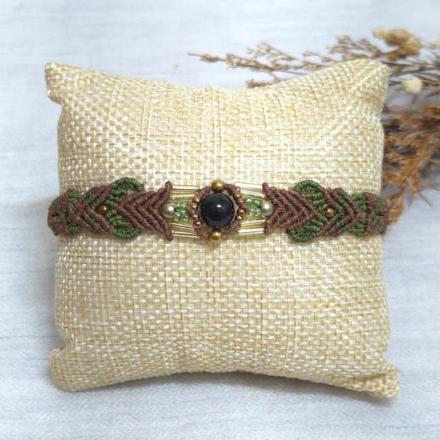 초코나무 숲 금빛 오닉스 팔찌