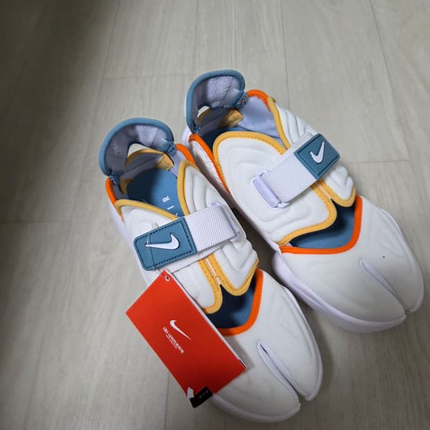 나이키 아쿠아리프트 235 새상품