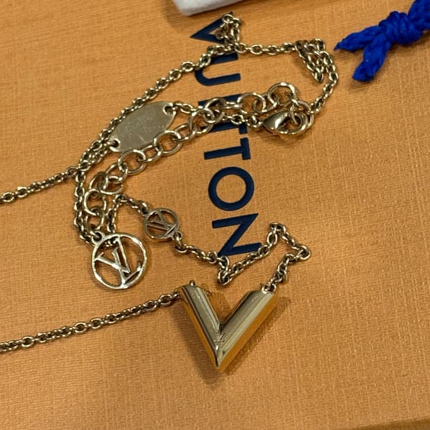 루이비통 에센셜 V목걸이