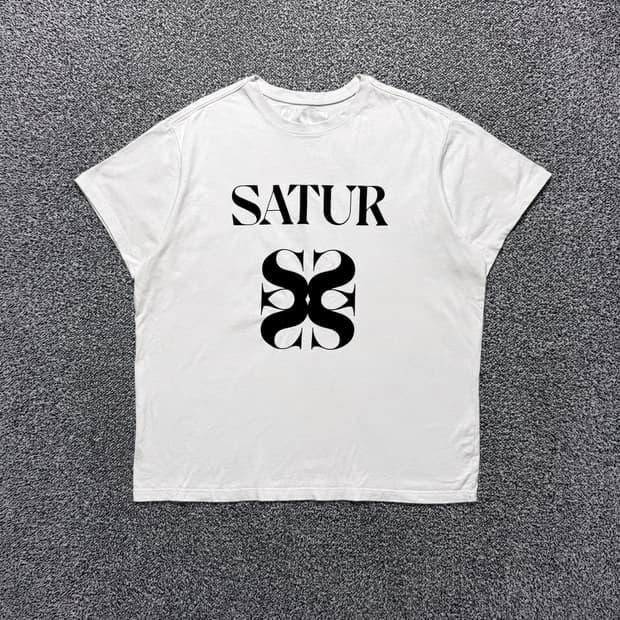 Name : SATUR 세터 시그니처 빅로고 화이트컬러 반팔티 :) 