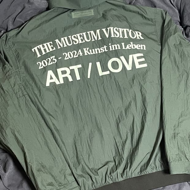 더뮤지엄비지터 윈드브레이커 카키 2XL