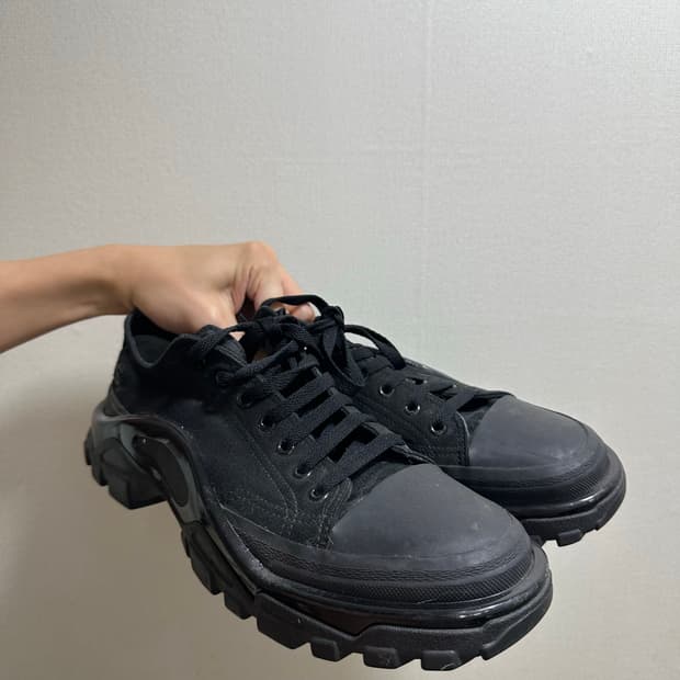 라프시몬스 디트로이트 러너 블랙 280