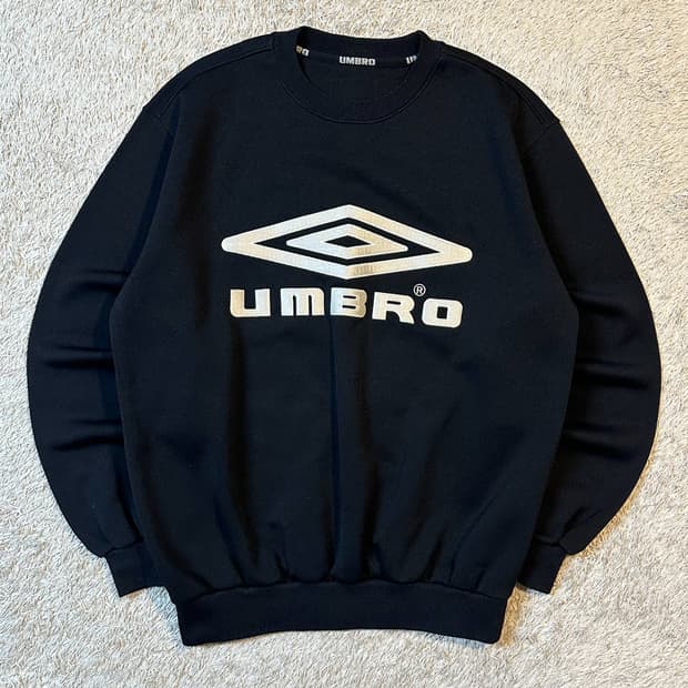 엄브로 UMBRO 올드스쿨 빅로고 기능성 맨투맨 블랙