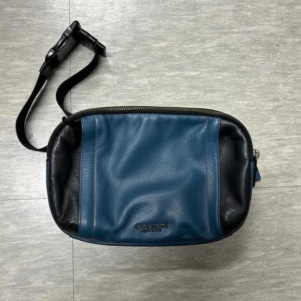 코치 가죽 슬링백 블루/블랙