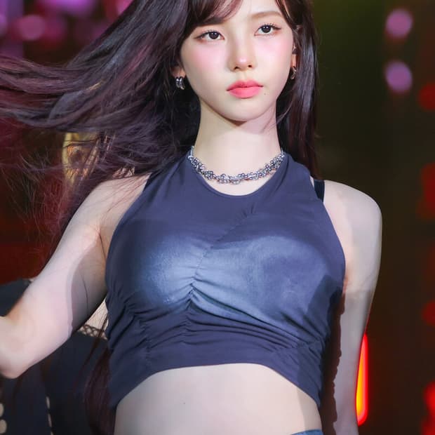 카리나 착용)플레어업 홀터넥 탑 슬리브리스 나시 블랙