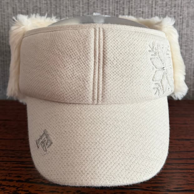 겨울 눈꽃 자수 귀달이 골프 모자 아이보리 털 귀덮개 방한 니트 캡 캠핑