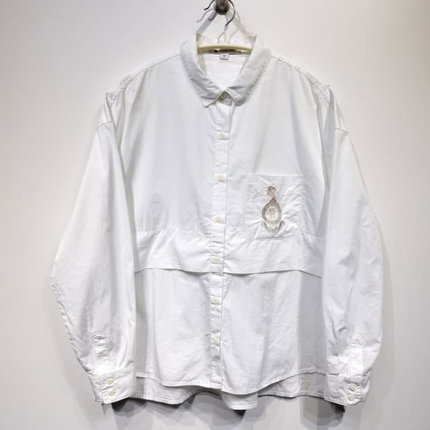 썰스데이아일랜드 전면 자수 포인트 화이트 셔츠