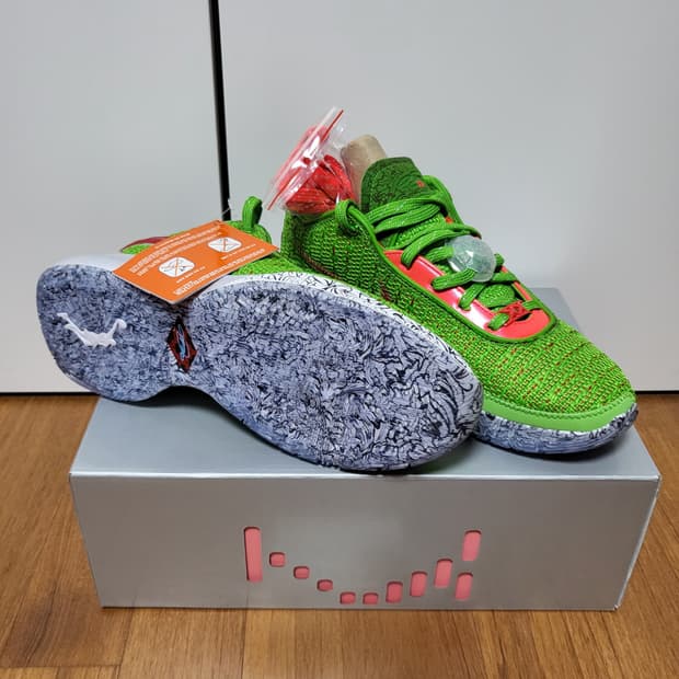 나이키 르브론 20 크리스마스 EP 265사이즈