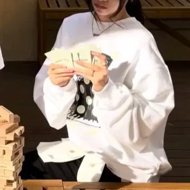 글로니 하우스 도트 스웻셔츠