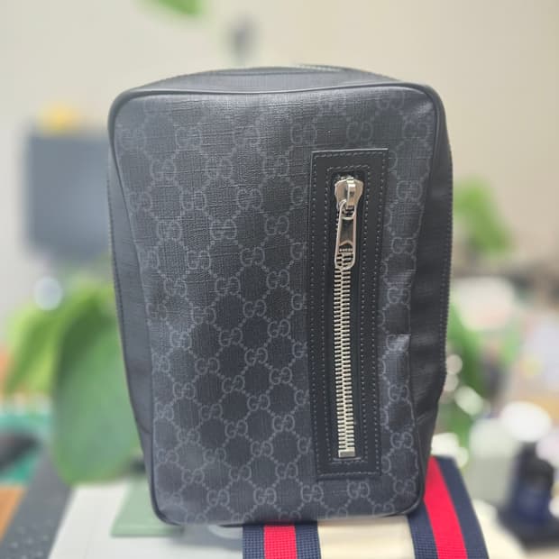 구찌 GG 슈프림 크로스백