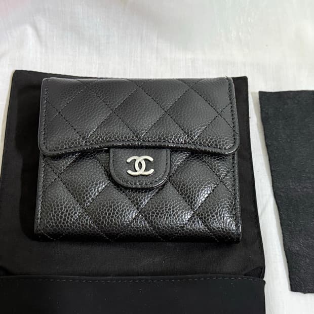 샤넬 클래식 캐비어 반지갑 은장 (chanel)
