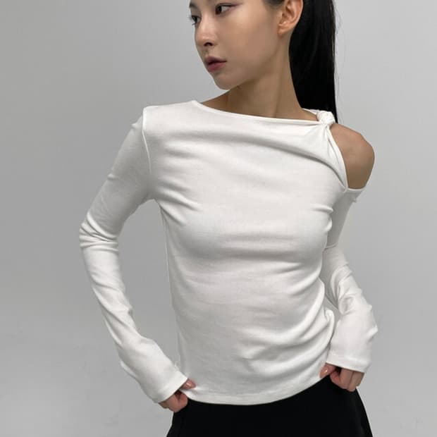 블랙업 오프숄더 슬리브