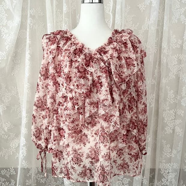 S) 온앤온 플라워 패턴 프릴 블라우스 레드