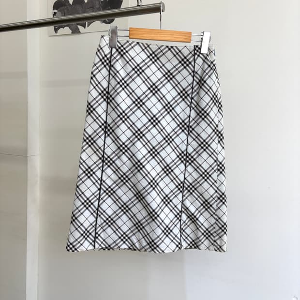 BURBERRY BLUE LABEL 미디 스커트