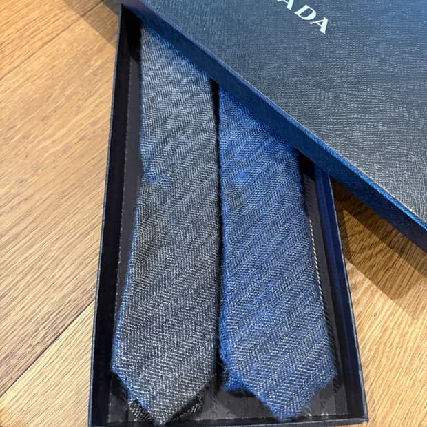 프라다 양모넥타이 2개 세트 (케이스포함)