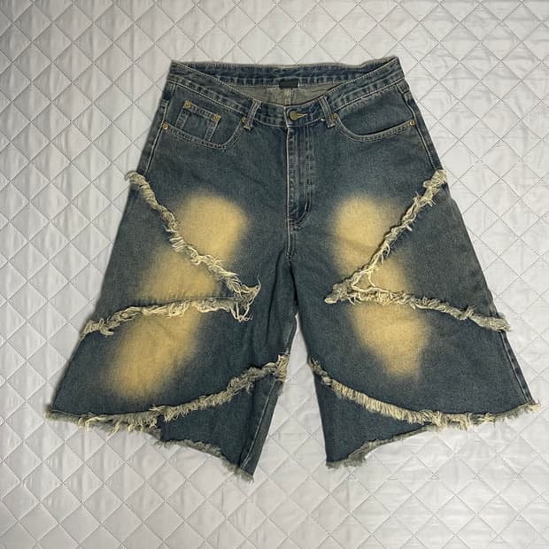 트릴리온 스타 아플리케 데미지 워싱 데님 쇼츠