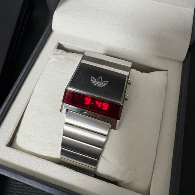 아디다스x파슬 레트로 디지털 시계
