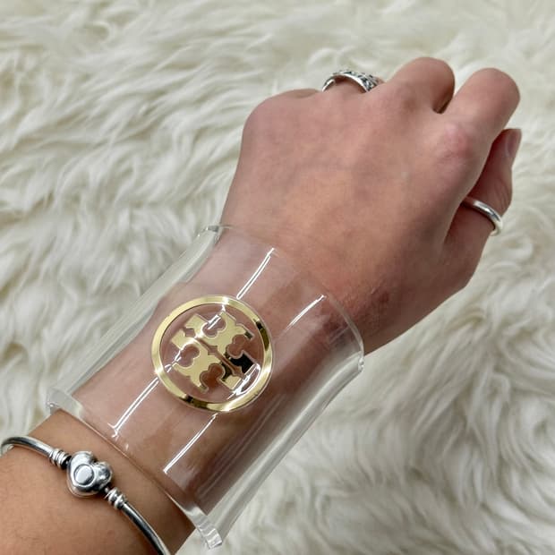 토리버치 클리어 루사이트 로고 와이드 커프 브레이슬릿