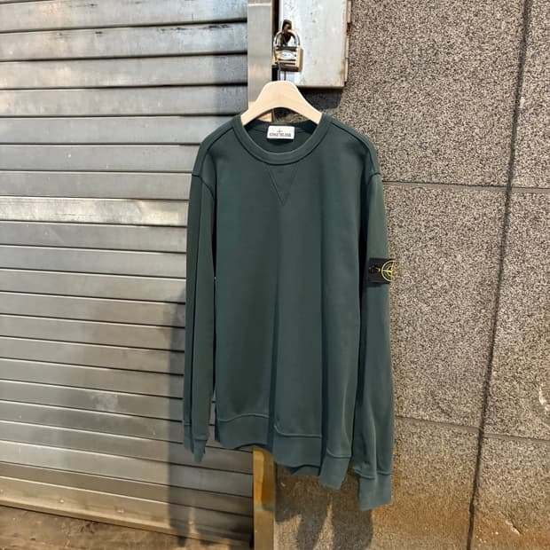 스톤아일랜드 모스 그린 스웻셔츠